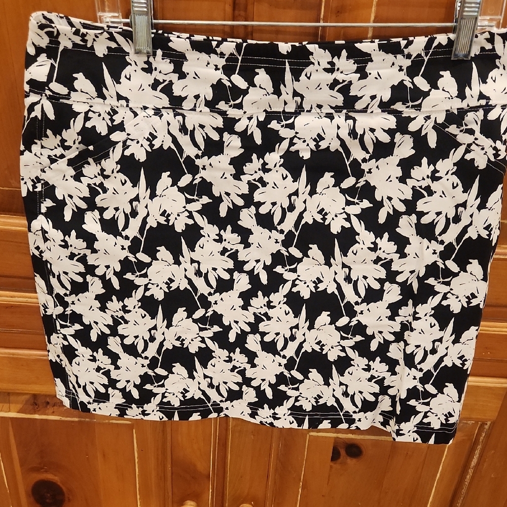 Mario Serrani Black and White Floral Skort